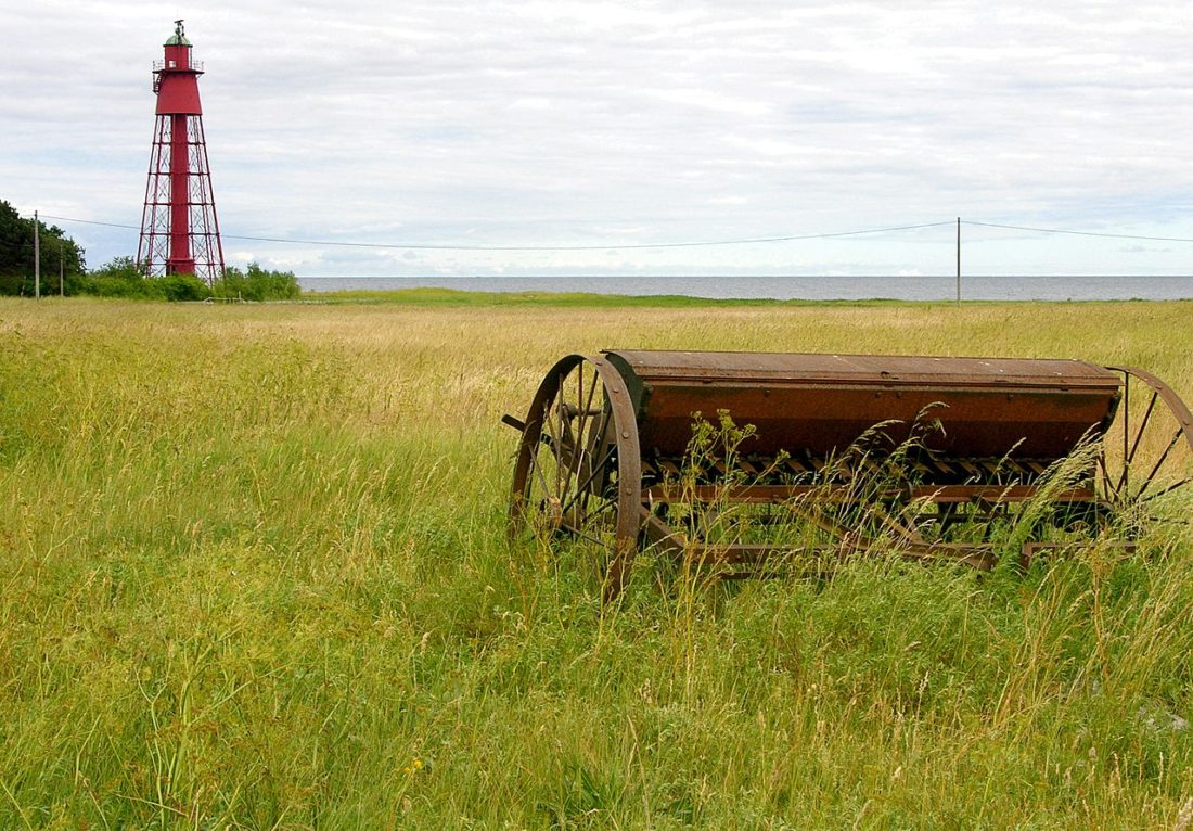 1280px-Kapelludden_-_lighthouse_and_farming_equipment